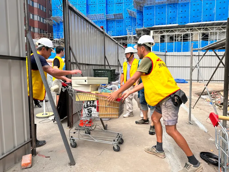 ▲大直民宅倒塌，都發局規劃今第四輪取物，工作人員協助民眾將物品搬上貨車，黃色背心為基泰人員。（圖／北市都發局提供）