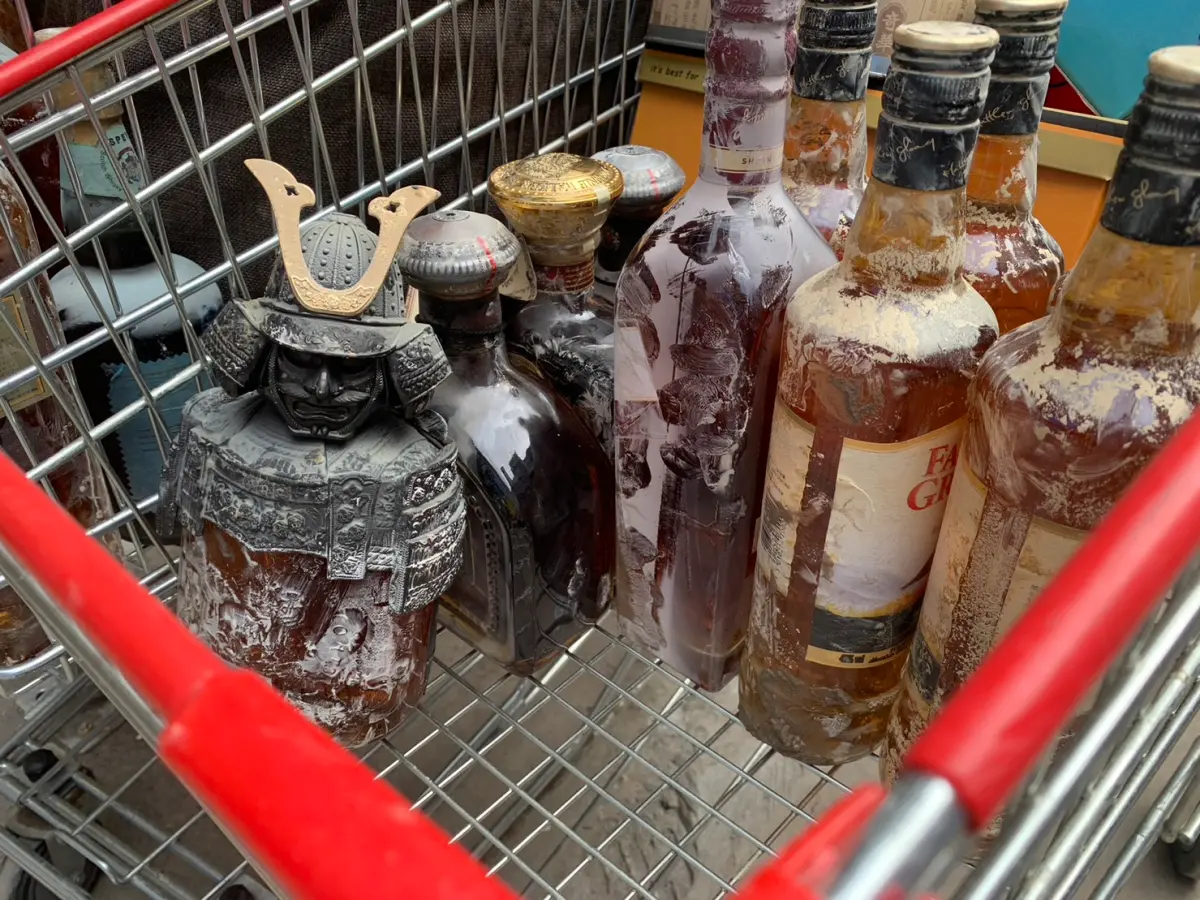 ▲大直民宅倒塌一周，都發局開放讓民眾返家取物，即搬出家中珍藏美酒。（圖／議員陳怡君提供）