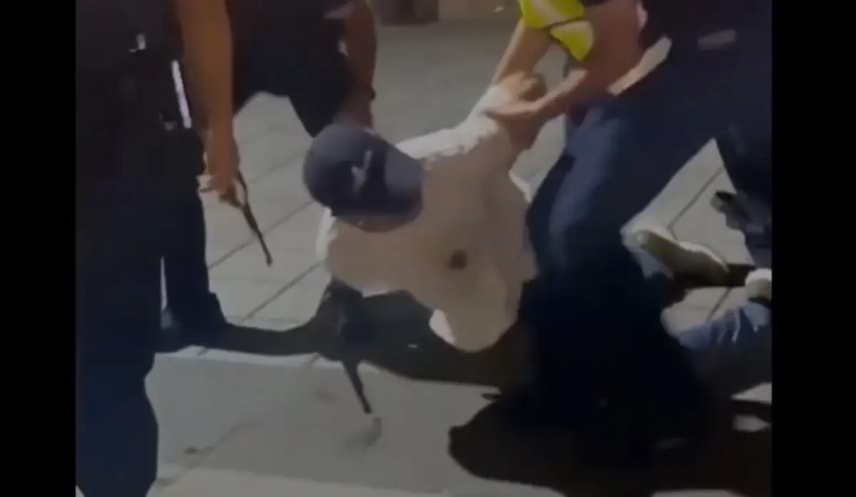 ▲溫男疑似因感情因素，要求復合遭拒絕，竟情緒失控行兇，持刀刺傷黃女腹部，被警方壓制逮捕送辦。（圖／翻攝畫面）