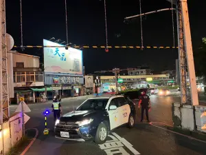 台南東門陸橋限高桿遭大客車撞毀  卡住3小時
