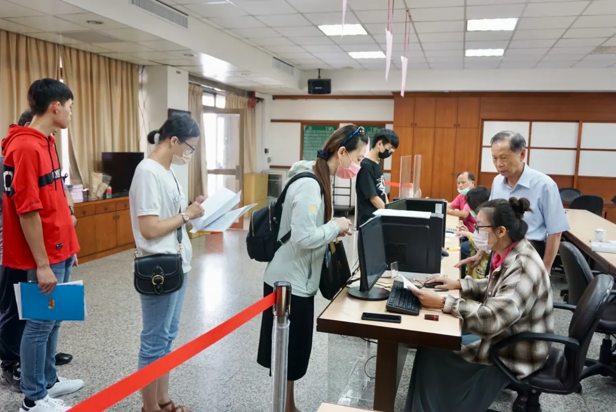 ▲萬和宮信眾子女獎學金即日起受理申請，適逢假日，人潮絡繹不絕，董事長蕭清杰親自前往關心。（圖／萬和宮提供）