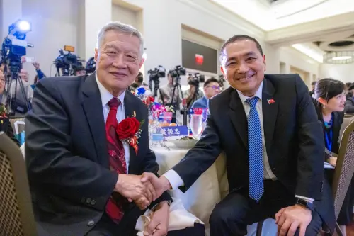 ▲李昌鈺（左）與侯友宜（右）近年合影。即便崗位轉換，兩人師徒情誼依然深厚，見證半世紀的刑事鑑識傳承。圖為資料照。（圖／侯友宜辦公室提供）