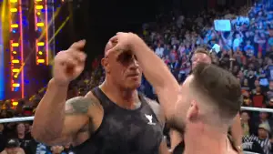 ▲巨石強森被對手西奥里偷襲。（圖／翻攝Youtube @WWE）