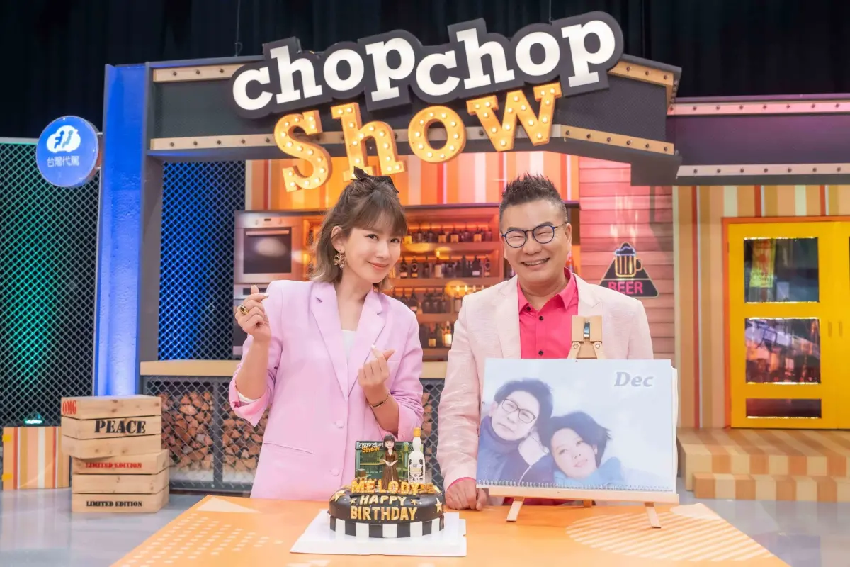 ▲Melody（左）身陷離婚風波多時，得知和沈玉琳主持的《11點熱吵店》入圍金鐘喜訊，讓她忍不住淚崩。（圖 / 11點熱吵店臉書）