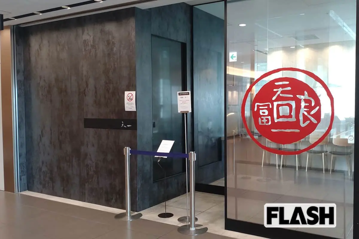 ▲日本天婦羅名店「銀座天一」日前發生服務生誤將含有漂白劑的水提供給一位女性顧客的事件。（圖／翻攝自FLASH）