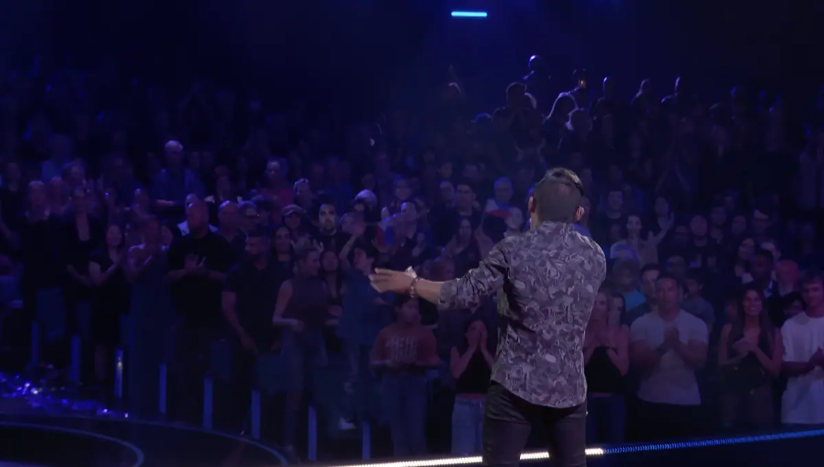 ▲菲律賓漁民阿班德的歌聲讓現場觀眾起立鼓掌。（圖／翻攝自影片）