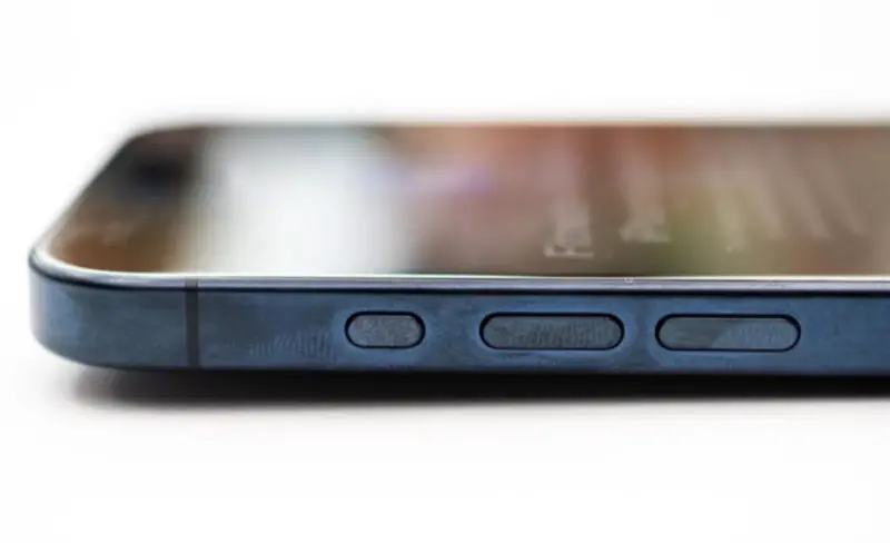 ▲iPhone 15系列剛發鰾，外媒卻看出問題，就出在本次Pro系列「鈦金屬」，存在「容易沾附指紋」的問題，實際使用後可能會變得很醜。（圖／The Verge）