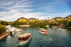 ▲佛羅里達奧蘭多「洛伊斯皇家太平洋度假飯店」，可俯瞰潟湖式游泳池。（圖／Booking.com提供）
