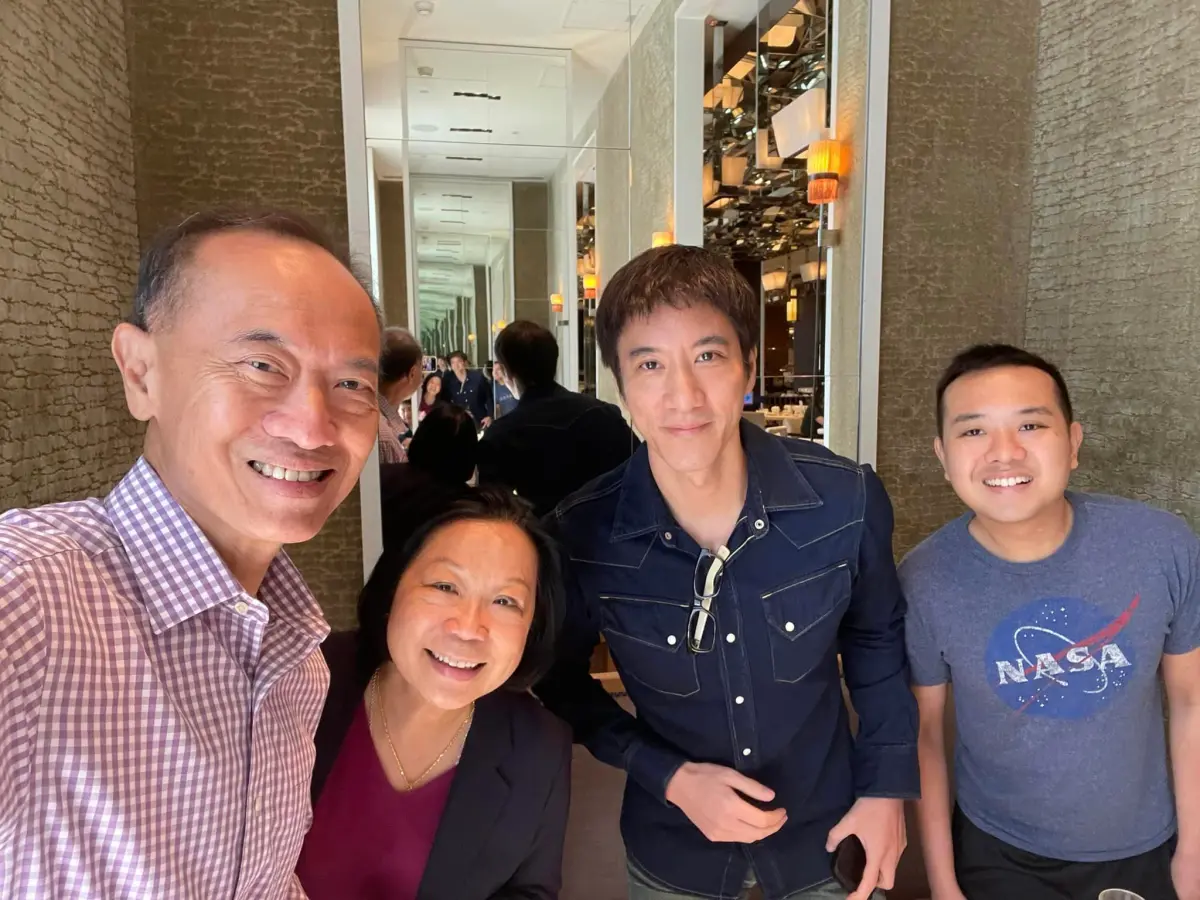 ▲新加坡前外交部長楊榮文在臉書開心曬出與王力宏的合影。左起為楊榮文、梁利平、王力宏、楊時弘。（圖／翻攝自楊榮文臉書）