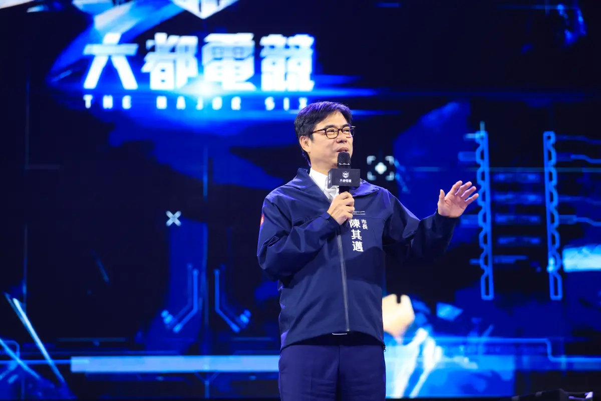 ▲高雄發生男子持刀刺殺樓上鄰居夫妻的兇殺案，高雄市長陳其邁（如圖）今（17）日下午前往慰訪家屬及孩童。（圖／高雄市政府提供）