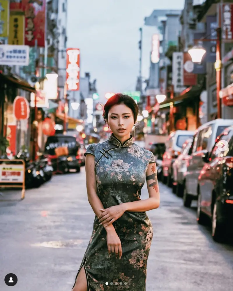 ▲▼Rae Lil Black身穿一件墨綠色緊身旗袍，站在充滿台灣味的街道上露出性感神態。（圖／翻攝自IG＠raelilblack）