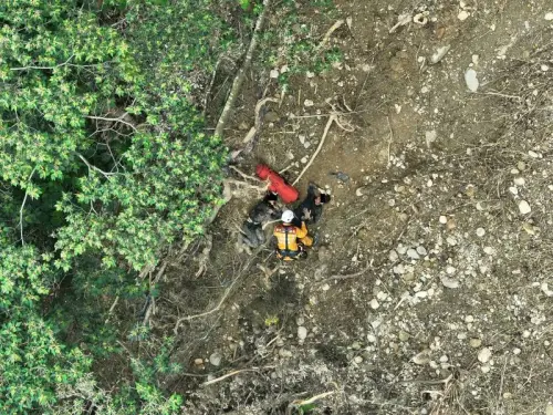 偷吃水果遭檢舉！2逃逸移工躲查緝跳60米深谷　雙雙受重傷送醫
