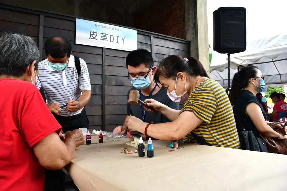 ▲點燃職訓之火讓礙發光成果發表會現場提供皮革及車縫免費DIY，讓民眾也能感受玩皮、布樂趣（圖／雲嘉南分署提供）