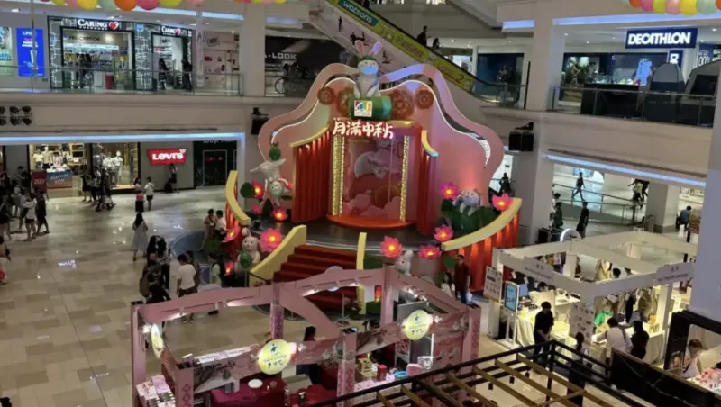 ▲馬來西亞柔佛新山城中坊購物中心（JB City Square）中秋會場的舞台造型在網路上引發熱議。（圖／翻攝自中國報）