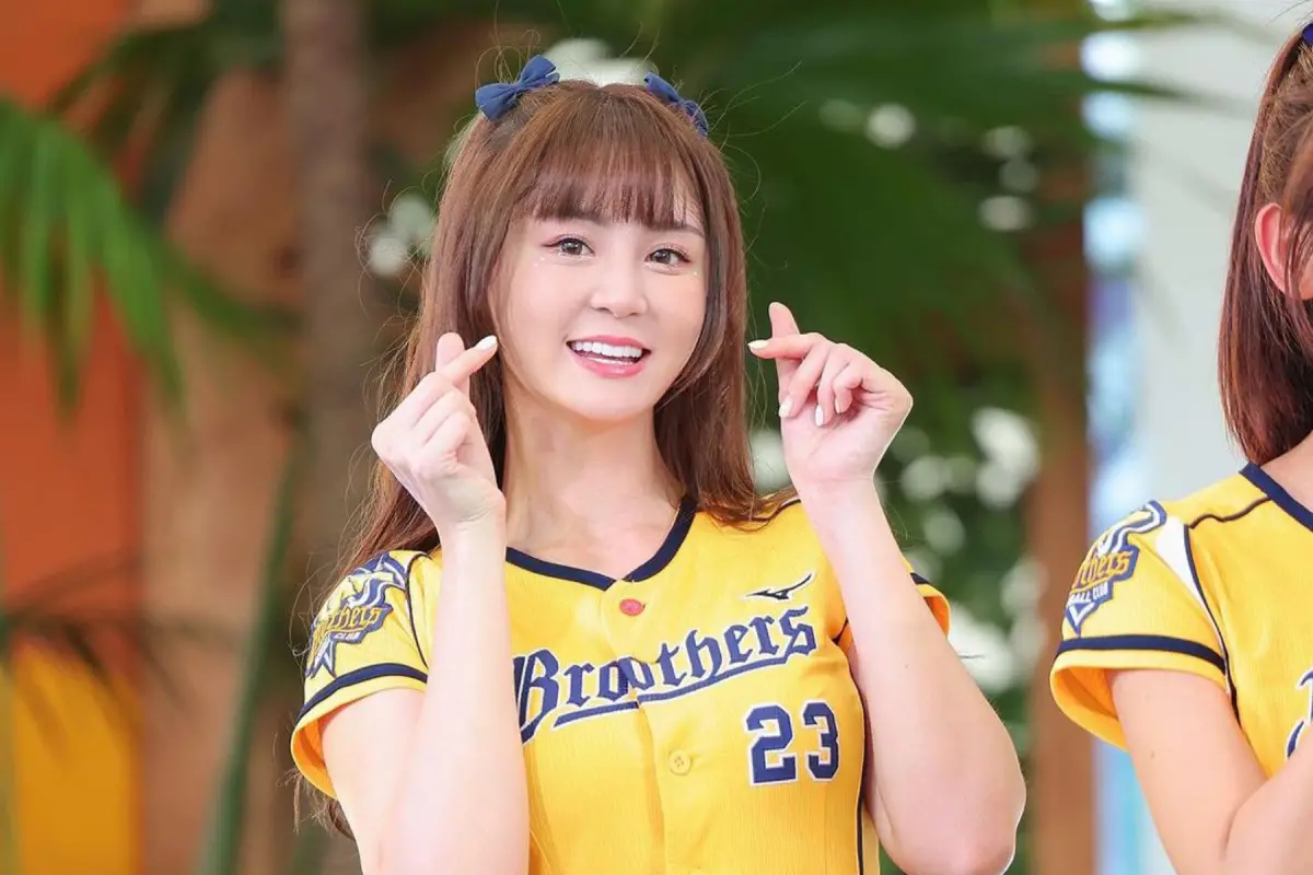 ▲短今突曬崩壞照，拍照喬到死亡角度，擠出雙下巴，隊友曼容一句話，讓她哭笑不得。（圖 / 短今IG）