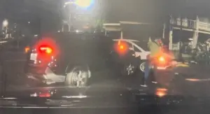 ▲3名電線竊嫌不僅拒捕還開車衝撞員警,警方立即開了19槍反擊,一名呂姓犯嫌當場遭逮。(圖/翻攝畫面) ▲3名電線竊嫌不僅拒捕還開車衝撞員警,警方立即開了19槍反擊,一名呂姓犯嫌當場遭逮。(圖/翻攝畫面)