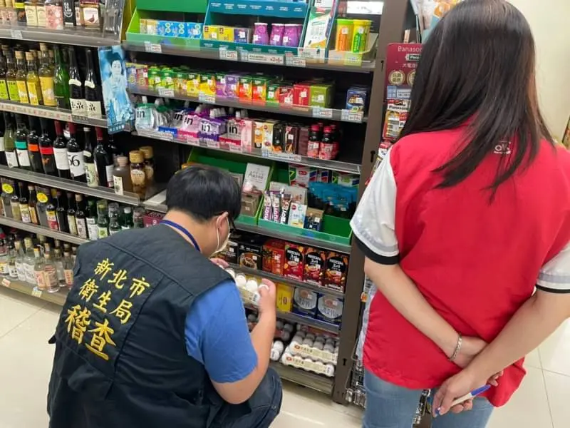 ▲新北市衛生局稽查人員於超市賣場查核生鮮蛋品。(圖 /新北市政府衛生局提供)