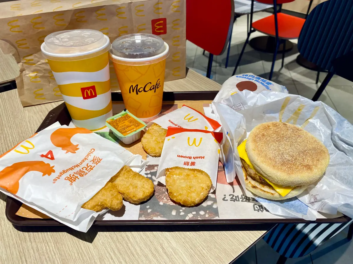 ▲各大速食優惠進入倒數，麥當勞夏季優惠券、歡樂送「買1送1」只剩2天，拿坡里「6塊炸雞、大披薩都239元」最後3天，必勝客「7款大披薩199元」本週結束，快吃一波壓壓驚。（圖／記者蕭涵云攝）