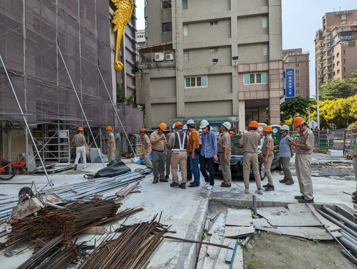 ▲都發局邀集興富發文心愛悅建案起造人、承造人、監造建築師、公正單位，辦理缺失改善成果會勘，認定缺失確已依規改善完成，依規同意復工。(圖／都發局提供2023.9.18)