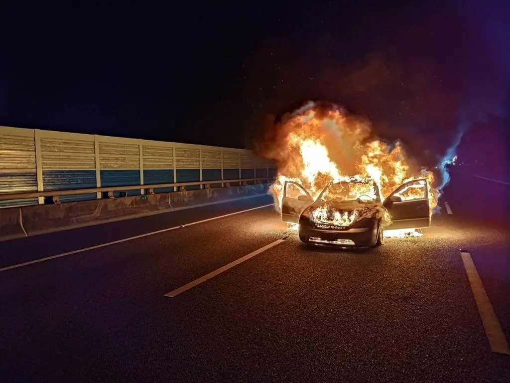 ▲國道3號北上114公里處17日晚間發生火燒車意外，1輛自小客車疑似故障停在中間車道，冒出濃煙及火舌，消防隊員接獲通報趕往搶救，所幸無人傷亡。（圖／警方提供）