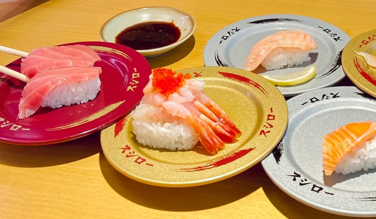 ▲「壽司郎雲林斗六店」9月18日開幕，連續7天Facebook臉書按讚「免費送紅盤」！還有開幕限定「鮪魚極上赤身2貫40元」優惠，消費滿額送萌抱壽司周邊。（圖／記者蕭涵云攝）