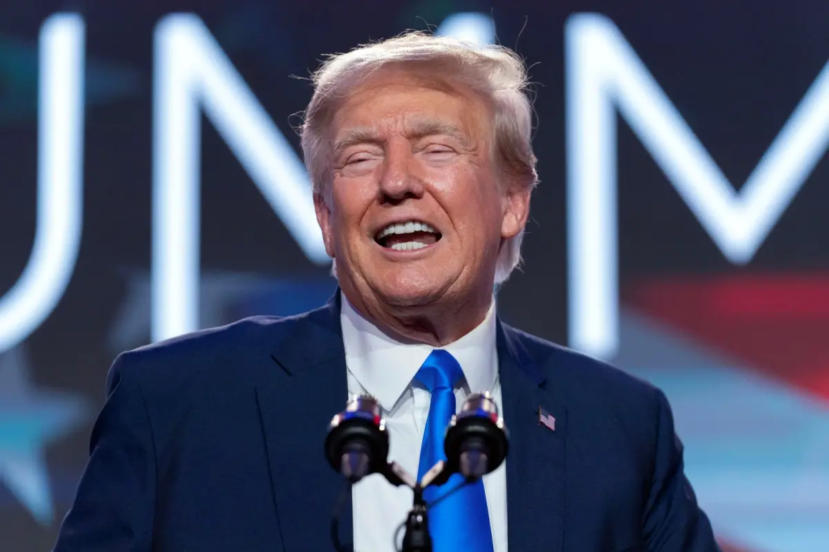 ▲美國前總統川普欲藉2024大選重回白宮，在以巴衝突延燒至美國內部輿論之際，川普承諾當選後將重啟旅行禁令。（圖／美聯社／達志影像）