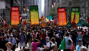聯合國大會前紐約街頭萬人示威　籲終結化石燃料
