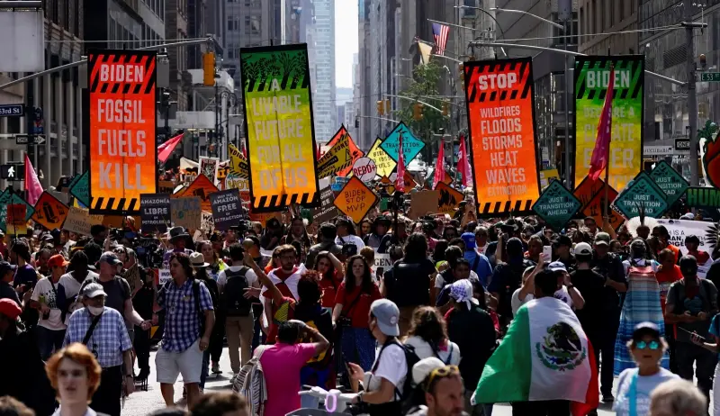 ▲在聯合國大會開幕前，數以萬計示威群眾走上紐約街頭，呼籲各界採取更多行動來因應氣候變遷。（圖／美聯社／達志影像）