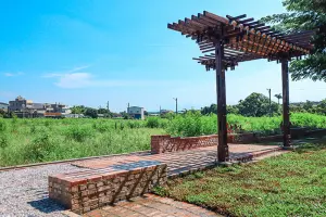 ▲後壁嘉田社區以木棚架構想，讓不同時間的陽光穿透在紅磚地上，創造光影變化。（圖／台南市都發局提供）