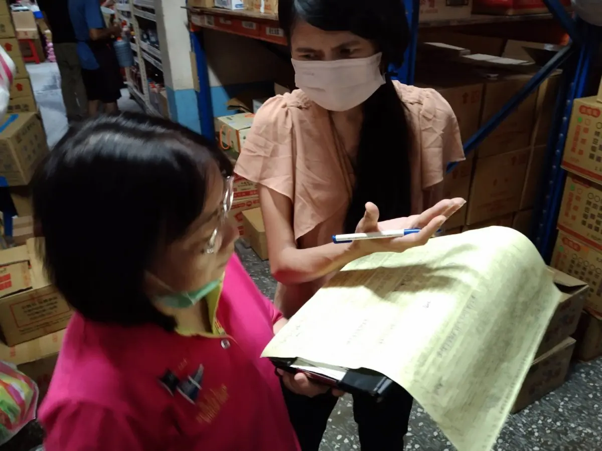 ▲新北市府聯合稽查成員至食材供應商查核。（圖 ／新北市政府教育局提供）