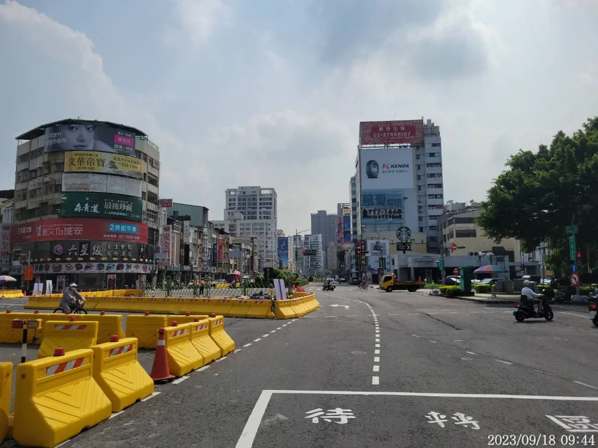 ▲高雄輕軌中正與大順路口，自9月19日至10月30日計41天進行第三階段交通維持改道。（圖／高市府捷運局提供）