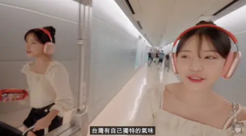 ▲李多慧一下機就用力地聞了空氣,接著微笑說道:「嗯~台灣的氣味,台灣有自己獨特的氣味。」(圖/翻攝自李多慧YT) ▲李多慧一下機就用力地聞了空氣,接著微笑說道:「嗯~台灣的氣味,台灣有自己獨特的氣味。」(圖/翻攝自李多慧YT)