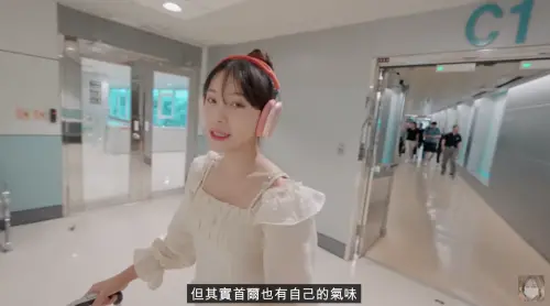 ▲李多慧一下機就用力地聞了空氣,接著微笑說道:「嗯~台灣的氣味,台灣有自己獨特的氣味。」(圖/翻攝自李多慧YT) ▲▲李多慧一下機就用力地聞了空氣,接著微笑說道:「嗯~台灣的氣味,台灣有自己獨特的氣味。」(圖/翻攝自李多慧YT)