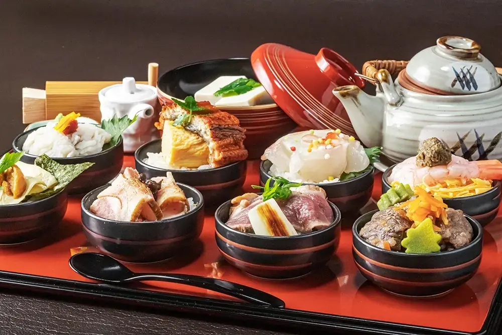 ▲日本興起酒盅蓋飯熱潮，有別於豪爽的大碗蓋飯，其精緻的外觀成為吸引年輕人的要素之一。（圖／翻攝自祇園Kankandeli麗）