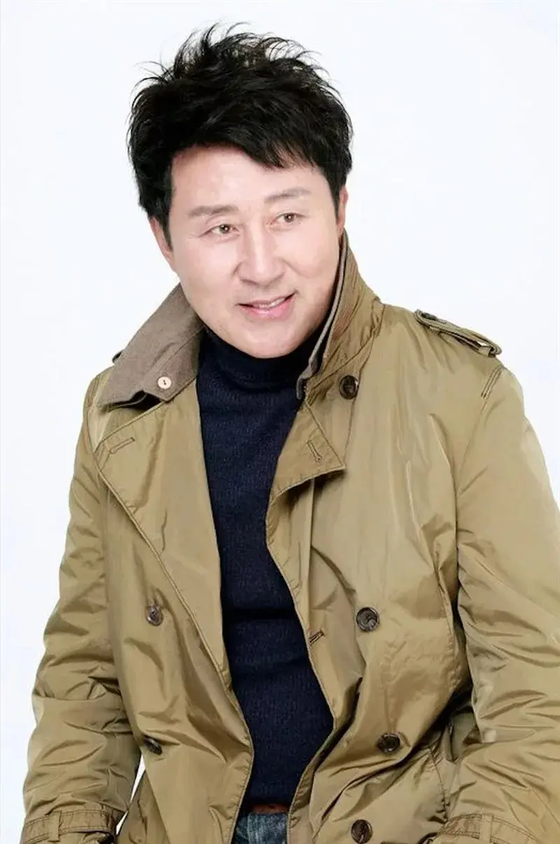 ▲盧永國在韓劇裡經常飾演好爸爸、好公公，有「最佳綠葉」之稱。（圖／翻攝自盧永國官網）