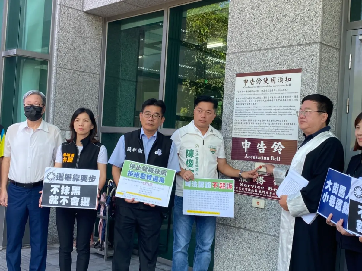 ▲宜蘭民進黨立委參選人陳俊宇在眾人陪同下到宜蘭地檢署按鈴申告宜蘭縣議會國民黨團加重誹謗告訴。（圖 ／立委參選人陳俊宇提供）