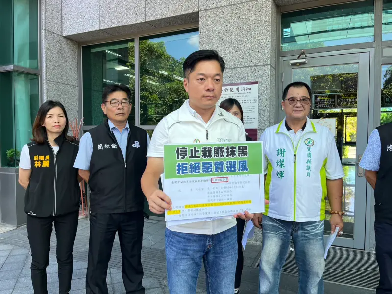 ▲宜蘭民進黨立委參選人陳俊宇拿出不起訴處分書，呼籲停止栽贓抹黑、拒絕惡質選風。（圖 ／立委參選人陳俊宇提供）
