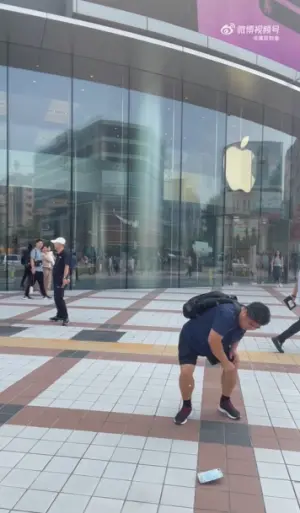 ▲劉金在中國河北蘋果專賣店前怒摔iPhone。（圖／微博@演員劉金）