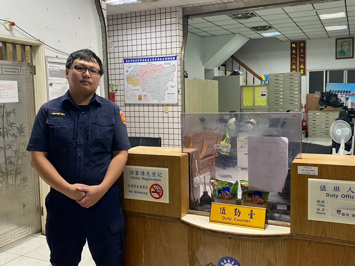 ▲新店警分局青潭派出所所警員潘政新協助離家40公里、一天後現身新店山區的失智婦人找到回家的路。（圖 ／新北市警察局新店分局提供）