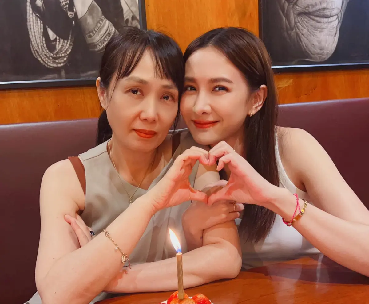 ▲安心亞（右）曬出為媽媽（左）慶生的合影，被稱讚根本是姊妹。（圖／翻攝自安心亞臉書）