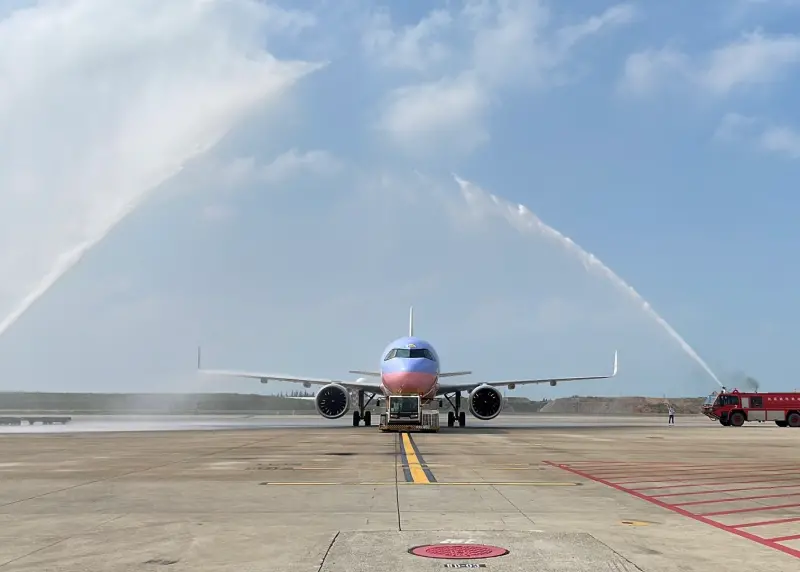 ▲中華航空台北-熊本航線於今（18）日正式開航，桃園機場與熊本機場也以傳統灑水儀式歡迎。（圖／華航提供）