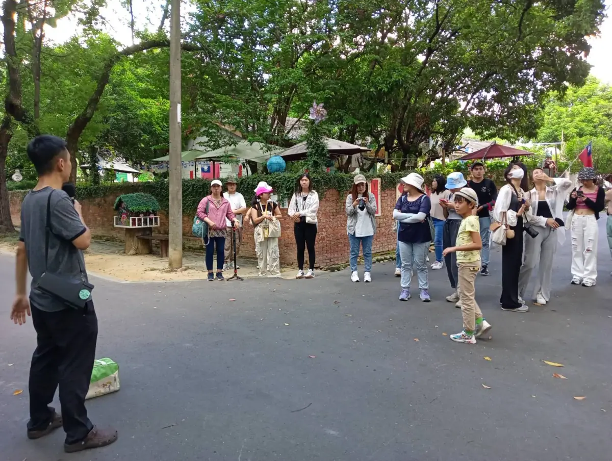 ▲小熊老師林德俊帶路，串聯台中桐林社區與光復新村景點，吸引遊客了解社區營造的重要性。（圖／資料照片）