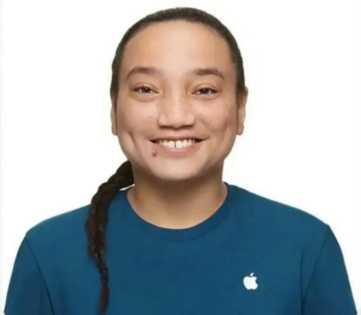 ▲蘋果官網的客服人員照片被控辱華，理由是外觀特徵涉嫌歧視中國人，但該人員其實是印第安人。（圖／翻攝自微博）