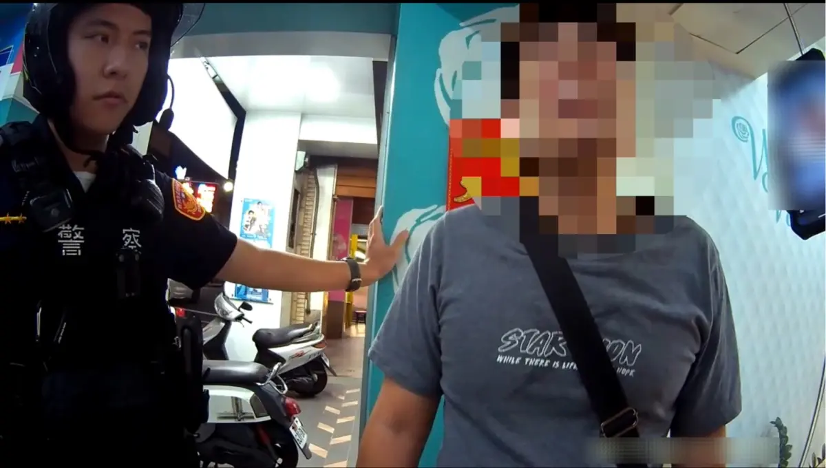 ▲黃男遭通緝見警心虛落跑，身上查獲毒品海洛因、安非他命，全案依毒品通緝及毒品危害防制條例，移送新北地檢偵辦。（圖／翻攝畫面）