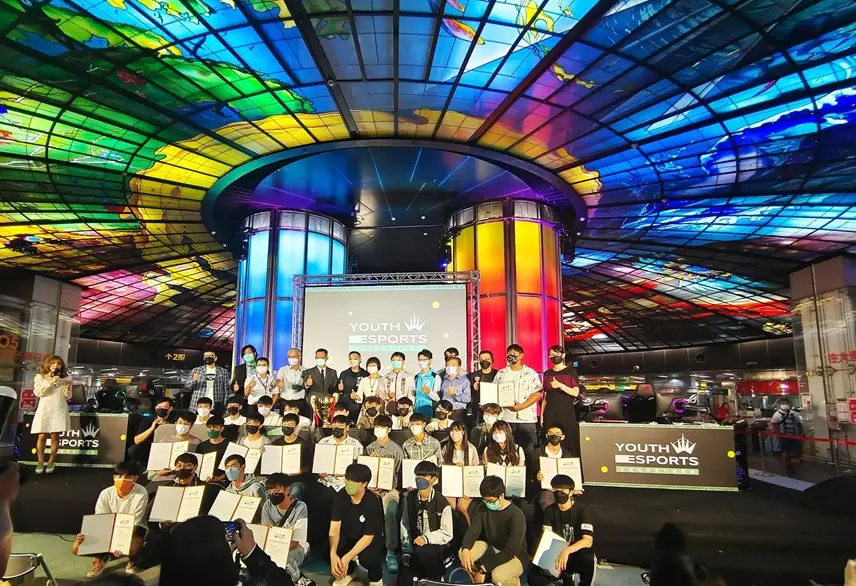 ▲全國電競青年錦標賽已成為職業戰隊挑選選手的重點賽事，圖為去年在美麗島捷運站的決賽頒獎參與選手合影。(圖／高市府提供)