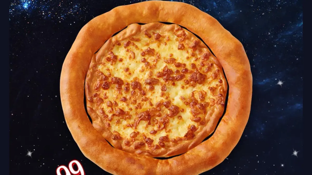 ▲不是愚人節！必勝客零傷害披薩「芝心圈圈」回來了，中秋節「月亮＋圈圈」合體滿月，限PK雙饗卡APP，外帶買大送大或外送買大送小，加購團圓價99元；肯德基「7吋巨無霸蛋撻」今開賣。（圖／翻攝自必勝客FB）