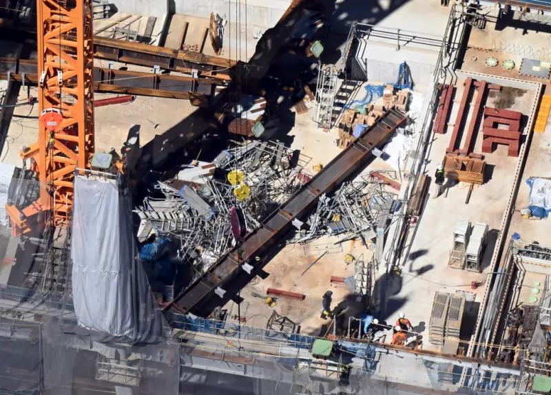 ▲東京日本橋一處建築工地發生工安意外，鋼骨從7樓部分掉落，工人也一同墜至3樓，造成5人受傷。（圖／美聯社／達志影像）