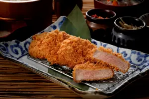 獨/新店裕隆城開幕優惠!免費小籠包、豬排套餐半價 威秀買2送1 ▲靜岡勝政日式豬排開幕首4日「豬排套餐半價」。(圖/靜岡勝政日式豬排提供)