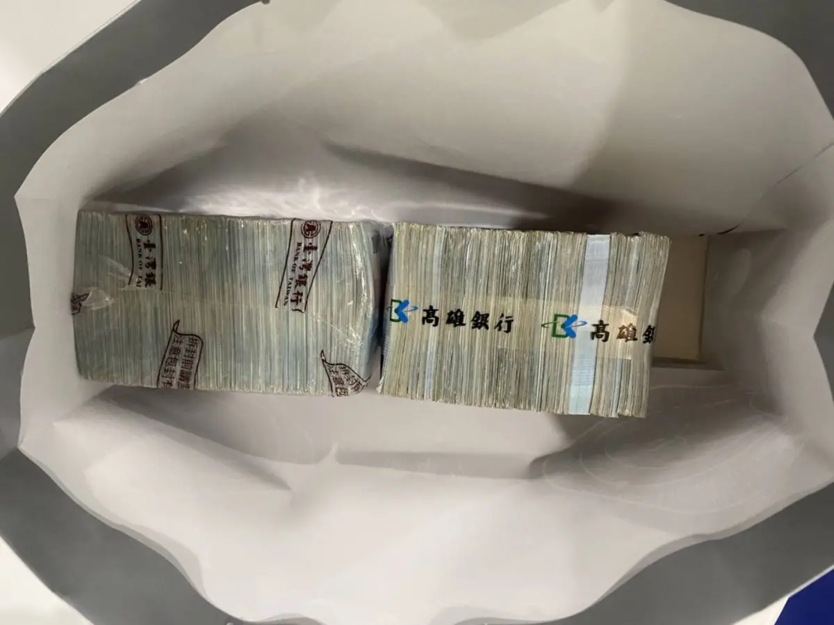 ▲被害人拍照秀出整疊白花花170萬的千元大鈔，詐騙集團車手隨即現身。（圖／翻攝畫面）