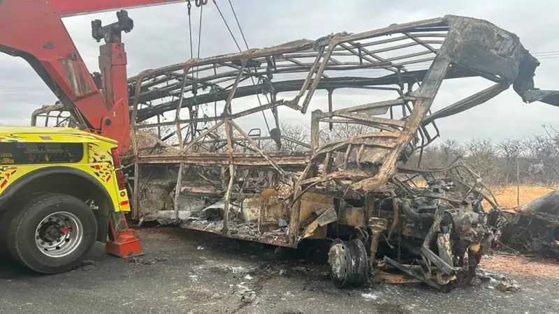 ▲南非北部的林波波省（Limpopo province）一輛載著採礦工人的巴士與卡車對撞造成嚴重傷亡，至少22人喪命。（圖／翻攝自林波波省交通部門臉書）